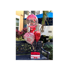 Caja de rosas con globos decorativos Caja de rosas con globos decorativos - Sweet Surprise Boutique