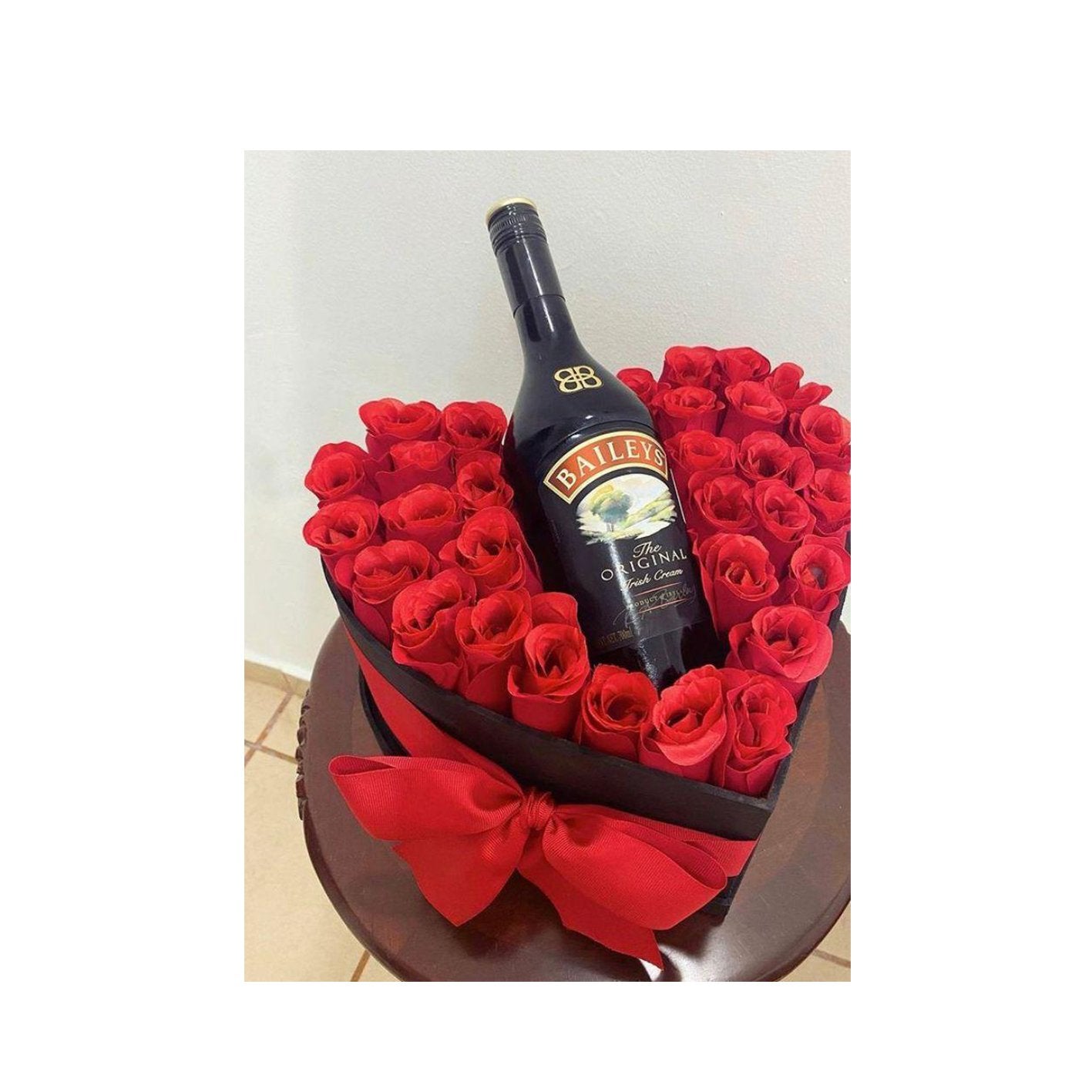 Caja en forma de corazón rellena rosas con botella a elegir - Sweet Surprise Boutique